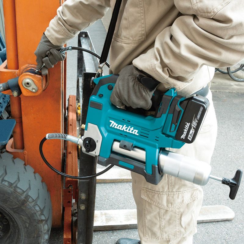 Engraxadeira-a-Bateria-18V-Makita-DGP180RTB-c-bateria-e-carregador-2.jpg