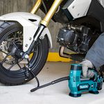 Compressor-Portatil-a-Bateria-12v-S--Carregador-e-Bateria-Makita-MP100DZ---2.jpg