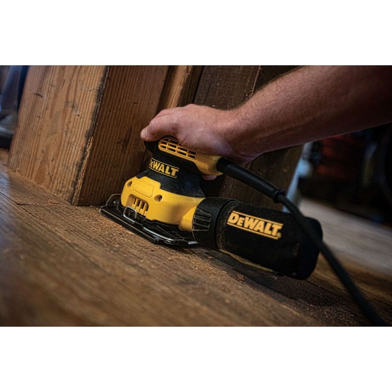 Lixadeira-Orbital-14-de-Folha-230W-DEWALT-DWE6411-8.jpg
